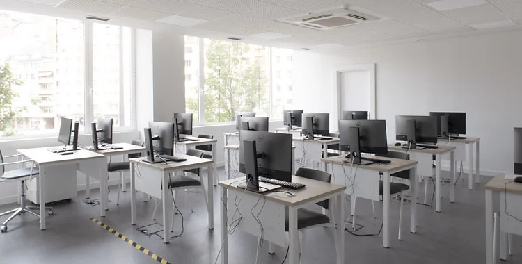 Aula de informática equipada con ordenadores individuales.