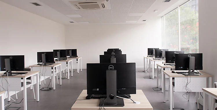 Vista frontal de una sala preparada para cursos tecnológicos.