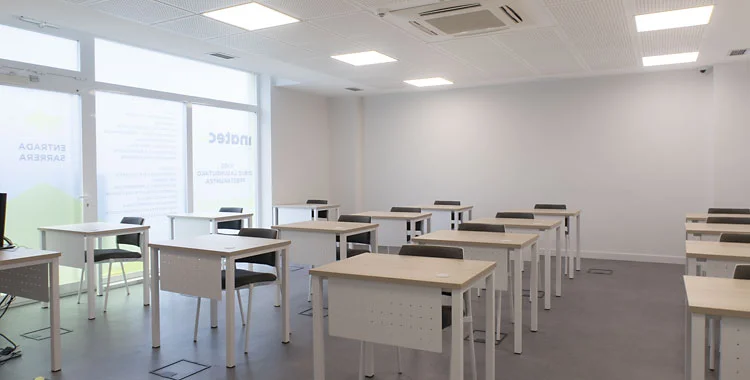 Aula polivalente configurada para clases teóricas.