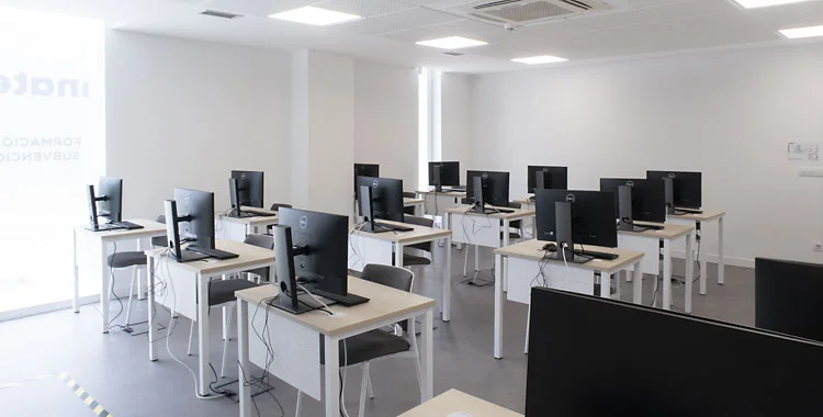 Instalaciones informáticas con mobiliario ergonómico.
