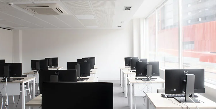 Aula con equipos modernos y puestos confortables.