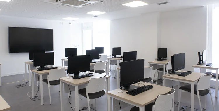 Aula con acceso directo a salida de emergencia.